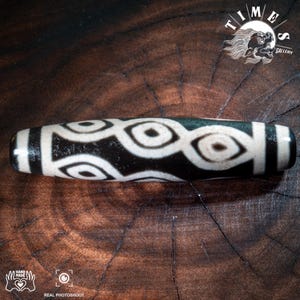 Nine Eyes Dzi Bead Pendant – Tibetan Agate Amulet, Himalayan Sacred Talisman (1×5.5cm)