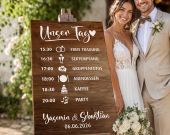 Puede incluir: Un letrero de madera oscura para bodas con texto blanco que dice Unser Tag, un cronograma de eventos de 15:30 a 20:00 con iconos, los nombres Yasemin & Sebastian y la fecha 06.06.2026, exhibido sobre un soporte de caballete de madera.