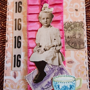 Może przedstawiać: Strona scrapbookingu w kolorze różowym i białym z dziewczynką w białej sukience i różową wstążką. Na stronie znajduje się cytat o marzeniach i stara znaczek pocztowy. Liczby 16 są powtarzane po lewej stronie strony.