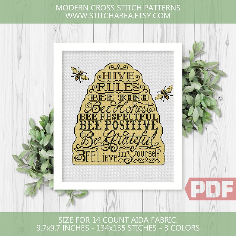 Może przedstawiać: Wz&oacute;r na haft krzyżykowy przedstawiający ul z tekstem "Hive Rules" i "Bee Kind, Bee Honest, Bee Respectful, Bee Positive, Be Grateful, Believe in Yourself". Wz&oacute;r jest przeznaczony do tkaniny Aida 14-count i ma wymiary 9,7 x 9,7 cala, z 134 x 135 ściegami i 3 kolorami.