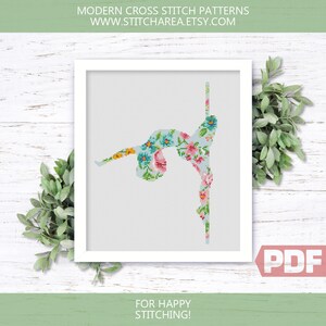 Puede incluir: Un patr&oacute;n de punto de cruz con un dise&ntilde;o floral de una persona haciendo pole dance. El patr&oacute;n est&aacute; en un marco blanco con un fondo azul claro. El texto "FOR HAPPY STITCHING!" est&aacute; en la parte inferior de la imagen. El texto "PDF" est&aacute; en un cuadro rosa en la esquina inferior derecha de la imagen.