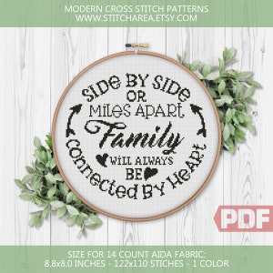Può includere: Disegno a punto croce in bianco e nero in un cerchio da ricamo in legno. Il disegno recita "Side by Side or Miles Apart Family Will Always Be Connected by Heart". Il modello è per tessuto Aida a 14 punti e misura 8,8 x 8,0 pollici, ovvero 122 x 110 punti. Il modello è monocromatico.