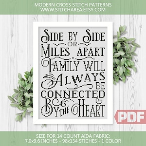 Może przedstawiać: Wzór na haft krzyżykowy w kolorze czarnym i białym z tekstem "Side by Side or Miles Apart Family Will Always Be Connected by the Heart". Wzór jest przeznaczony do tkaniny Aida o liczebności 14 i ma wymiary 7,0 x 9,6 cala, czyli 98 x 134 ściegów.