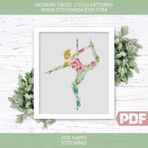 Puede incluir: Patr&oacute;n de punto de cruz de una bailarina floral en una pose en un poste. El patr&oacute;n est&aacute; en tonos de rosa, azul, verde y amarillo. El patr&oacute;n est&aacute; en un marco blanco con el texto "FOR HAPPY STITCHING!" debajo del marco. El texto "PDF" est&aacute; en un cuadro rojo en la esquina inferior derecha de la imagen.