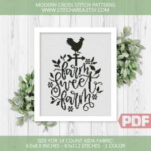 Può includere: Schema di punto croce in bianco e nero di un gallo con il testo "farm sweet farm" e accenti floreali. Lo schema è progettato per tessuto Aida a 14 punti e misura 15,2 x 20,3 cm, ovvero 83 x 112 punti.