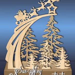 Può includere: Un progetto di arte di seghetto a scorrimento in legno che rappresenta Babbo Natale che vola su una slitta trainata da renne su un paesaggio innevato con una stella e alberi di pino. Il testo "Sue Riley Scrollsawartist" è in basso nell'immagine.