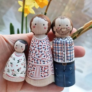 Personalized family portrait, your family as a wooden doll