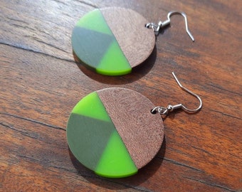 Boucles d'oreilles en bois vert vif de forme ronde avec trois triangles en bois de noyer véritable et résine synthétique verte, neuves, faites à la main, Allemagne, 6 cm