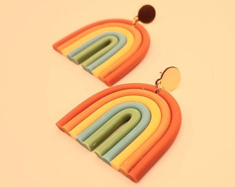 Regenbogen, bunte Polymerclay-Ohrringe in Regenbogenfarben mit verschiedenen goldenen Ohrsteckern, handgefertigt in Deutschland, 6 cm, neu