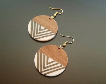 Black and white patterned wooden circles with triangle pattern, round hanging earrings made of walnut wood and resin, handmade in Germany, 5 cm