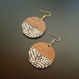 Black and white patterned wooden circles with leaf pattern, round pendant earrings made of walnut wood and synthetic resin, handmade in Germany, 5 cm