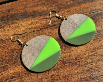 Pendientes de color verde brillante en forma redonda con triángulos de madera de nogal y resina sintética, enviados desde Alemania, 6 cm, pendientes de madera ligeros en color verde.