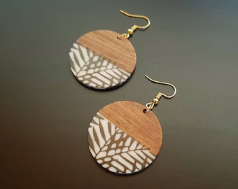 Black and white patterned wooden circles with leaf pattern, round pendant earrings made of walnut wood and synthetic resin, handmade in Germany, 5 cm