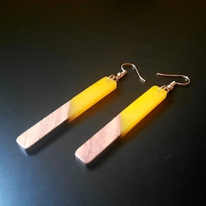 Brincos de madeira amarelo-acastanhados em forma de varetas compridas, brincos feitos de madeira de nogueira e resina sintética leve, enviados da Alemanha, 7 cm, amarelo