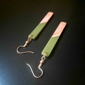 Green-olive wooden earrings in the form of long sticks, made of walnut wood and green synthetic resin, handmade earrings, Germany, 7 cm, new