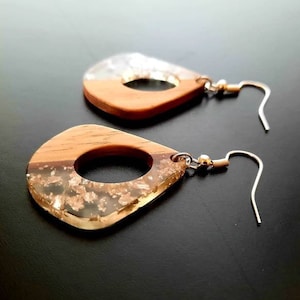 Silver-transparent wooden teardrop earrings with hole, made of walnut wood, resin and silver foil, shipped from Germany, 5 cm, lightweight