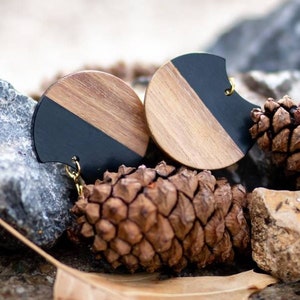 Large black-brown wooden earrings / studs, circles made of walnut wood, synthetic resin in black, handmade hanging earrings, Germany, 6 cm
