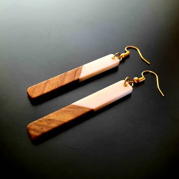 Boucles d'oreilles en bois blanc-brun en forme de longs bâtons, en bois de noyer et résine blanche, boucles d'oreilles faites à la main, neuves, Allemagne, 7 cm