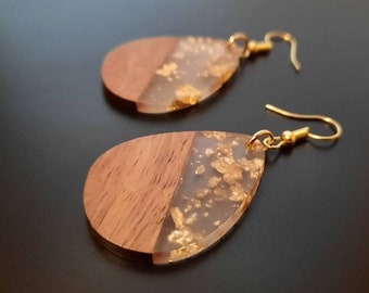 Gold-transparent wooden earrings in the shape of teardrops made of walnut wood, resin and gold foil, shipped from Germany, 5 cm in size, lightweight earrings