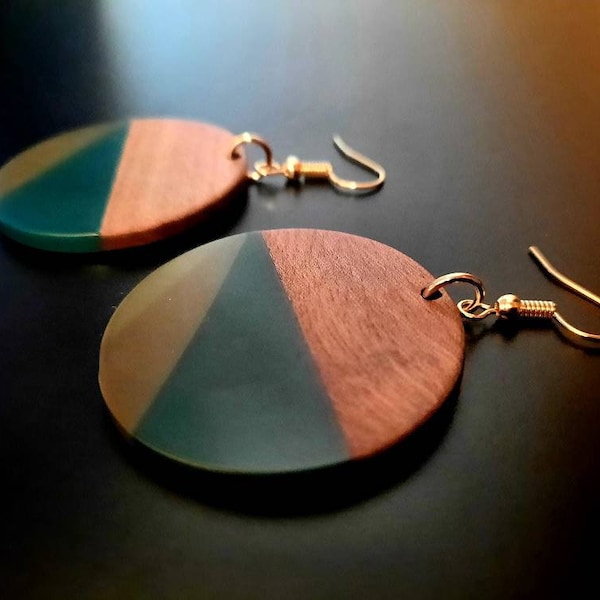 Green-olive wooden earrings in a round shape (circular) with triangles made of real walnut wood with synthetic resin, new, handmade, Germany, 6 cm