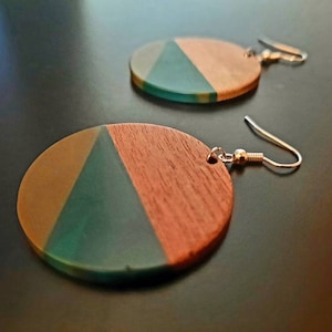 Green and olive wood earrings in a round shape (circular) with triangles made of real walnut wood with resin, shipping from Germany, 6 cm, lightweight