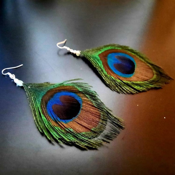 Boucles d’oreilles de paon bleu-vert-brun, boucles d’oreilles suspendues en plumes de paon et deux perles de verre (transparentes et vert-turquoise), faites à la main, longues de 7 cm