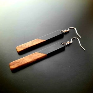 Black-brown wooden earrings in the shape of long sticks, earrings made of real wood and black synthetic resin, shipped from Germany, 7 cm