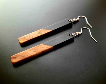 Black and brown wooden earrings in the shape of long sticks, made of walnut wood and black resin, handmade earrings, Germany, 7 cm