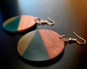 Boucles d'oreilles en bois vert olive de forme ronde (circulaire) avec triangles en bois de noyer véritable avec résine synthétique, neuves, faites à la main, Allemagne, 6 cm