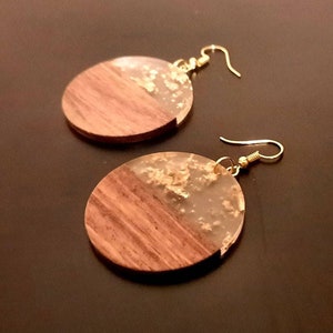 Gold-transparent wooden earrings in the form of long rods, walnut wood, resin and gold foil, handmade earrings, Germany, 7 cm, new