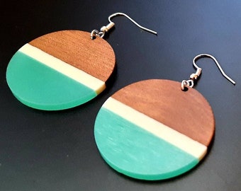 Light blue and white wooden earrings in a circle made of walnut wood and synthetic resin, blue semicircle with white line, handmade earrings, 4 cm