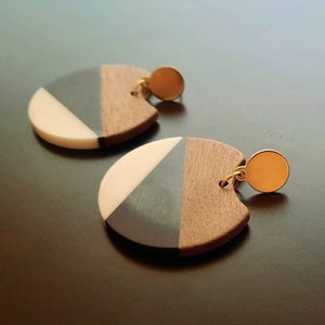 Black and white wooden earrings/studs, walnut wood and resin circles with triangles, handmade drop earrings, Germany, 6 cm