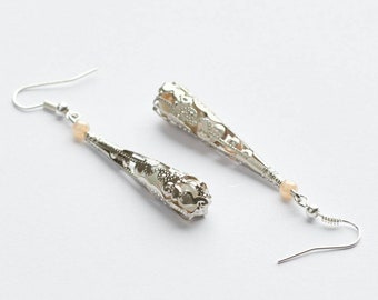 Boucles d’oreilles suspendues blanc-argent en métal, pendentifs en métal en forme de larme, remplis de perles de verre blanc/crème, boucles d’oreilles faites à la main, neuf