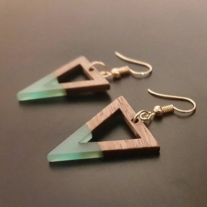 Turquoise lichtblauwe houten oorbellen, vorm van driehoeken met een gat, walnotenhout en hars, nieuwe handgemaakte oorbellen uit Duitsland, 4 cm, blauw
