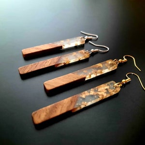 Boucles d'oreilles en bois transparent doré sous forme de longs bâtons en bois de noyer et résine avec feuille d'or, boucles d'oreilles pendantes faites à la main, 7 cm image 2