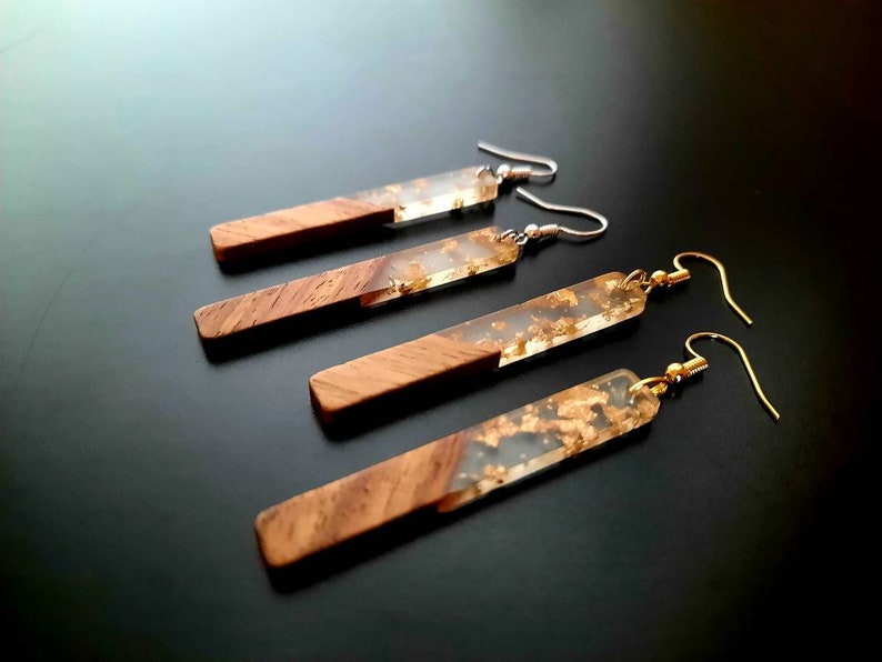 Boucles d'oreilles en bois transparent doré sous forme de longs bâtons en bois de noyer et résine avec feuille d'or, boucles d'oreilles pendantes faites à la main, 7 cm image 2