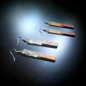 Boucles d'oreilles en bois transparent doré sous forme de longs bâtons en bois de noyer et résine avec feuille d'or, boucles d'oreilles pendantes faites à la main, 7 cm image 8