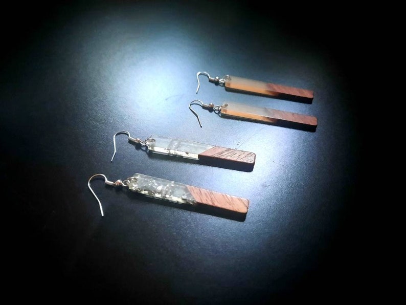 Pendientes de madera transparente dorados en forma de palos largos de madera de nogal y resina con lámina de oro, pendientes colgantes hechos a mano, 7 cm imagen 8