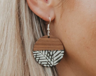 Orecchini pendenti rotondi in legno con motivi a foglia, in bianco e nero, realizzati in legno di noce e resina, spediti dalla Germania, 5 cm, leggeri