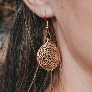 Gold-plated leaf-shaped ornaments, yellow gold hanging earrings with a filigree pattern, nickel-free and gold-plated, gold earrings, 6 x 3 cm, new
