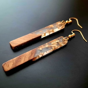 Gold transparent wooden earrings in the form of long sticks made of walnut wood and resin with gold foil, handmade hanging earrings, 7 cm