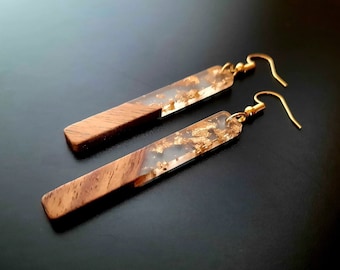 Boucles d'oreilles en bois transparent doré sous forme de longs bâtons en bois de noyer et résine avec feuille d'or, boucles d'oreilles pendantes faites à la main, 7 cm