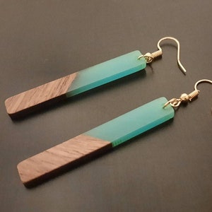 Gold-transparent wooden earrings in the form of long rods, walnut wood, resin and gold foil, handmade earrings, Germany, 7 cm, new