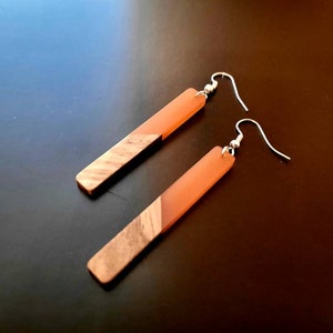 Pendientes de madera transparente dorados en forma de palos largos de madera de nogal y resina con lámina de oro, pendientes colgantes hechos a mano, 7 cm imagen 5