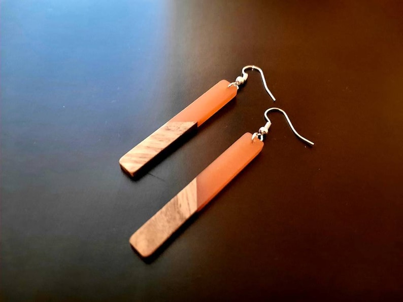 Pendientes de madera transparente dorados en forma de palos largos de madera de nogal y resina con lámina de oro, pendientes colgantes hechos a mano, 7 cm imagen 5