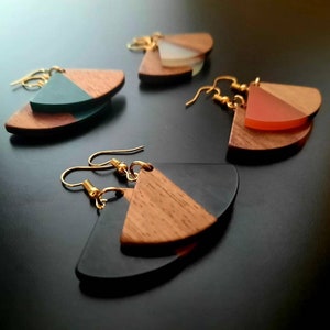 Kleurrijke houten oorbellen in de vorm van waaiers, gemaakt van walnotenhout en gekleurde hars, nieuwe, handgemaakte oorbellen, Duitsland, ook nikkelvrij, 5 cm