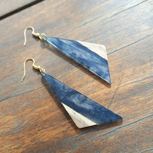 Black and brown XXL wooden earrings in the shape of triangles made of walnut wood and black synthetic resin, statement jewelery from Germany, 6 cm long
