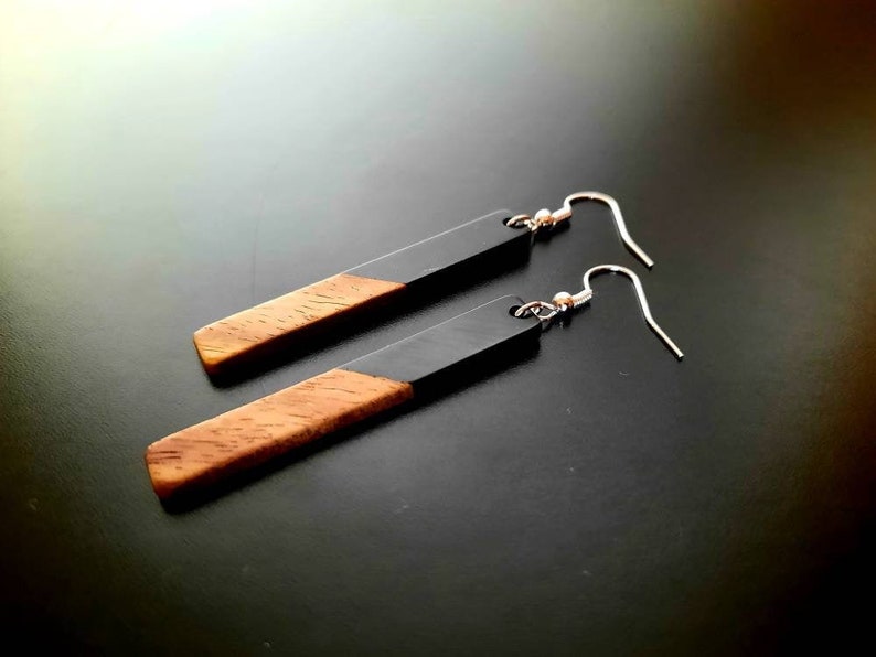 Boucles d'oreilles en bois transparent doré sous forme de longs bâtons en bois de noyer et résine avec feuille d'or, boucles d'oreilles pendantes faites à la main, 7 cm image 4