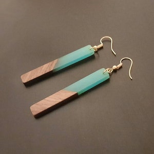 Pendientes de madera transparente dorados en forma de palos largos de madera de nogal y resina con lámina de oro, pendientes colgantes hechos a mano, 7 cm imagen 9