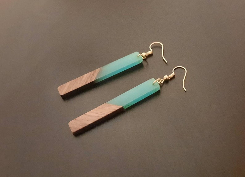 Pendientes de madera transparente dorados en forma de palos largos de madera de nogal y resina con lámina de oro, pendientes colgantes hechos a mano, 7 cm imagen 9